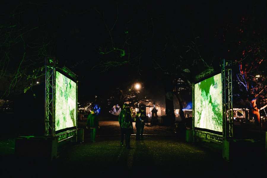 Dual-screen synchronised projection.